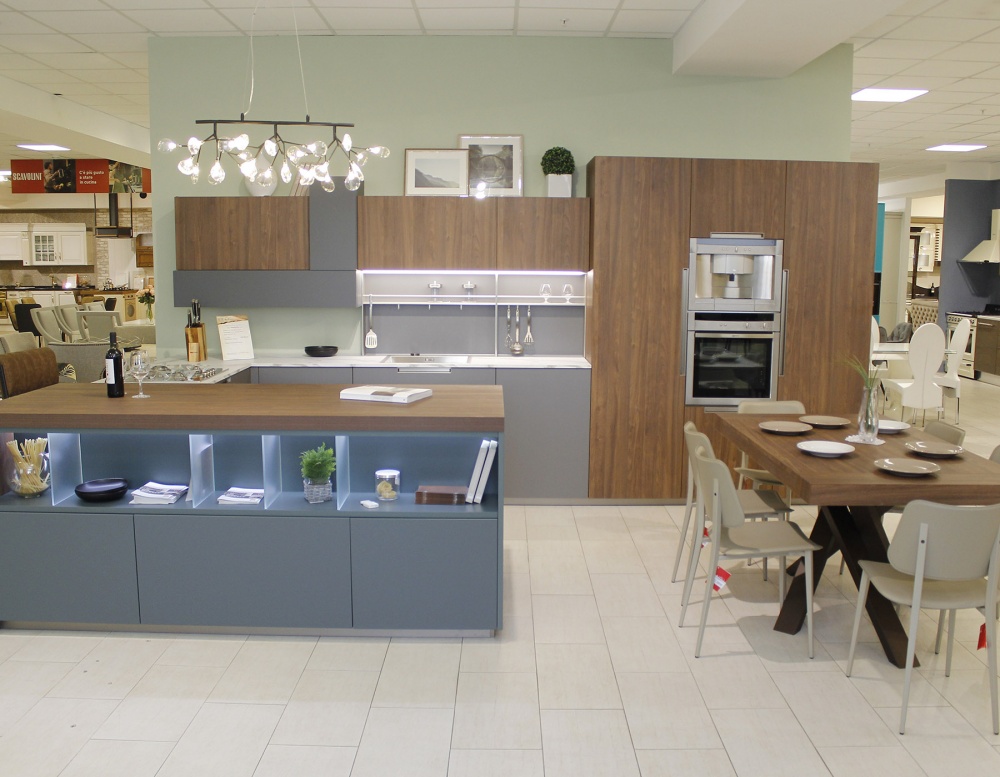 Купить кухонный гарнитур из Италии в наличии и на заказ по низкой цене. 